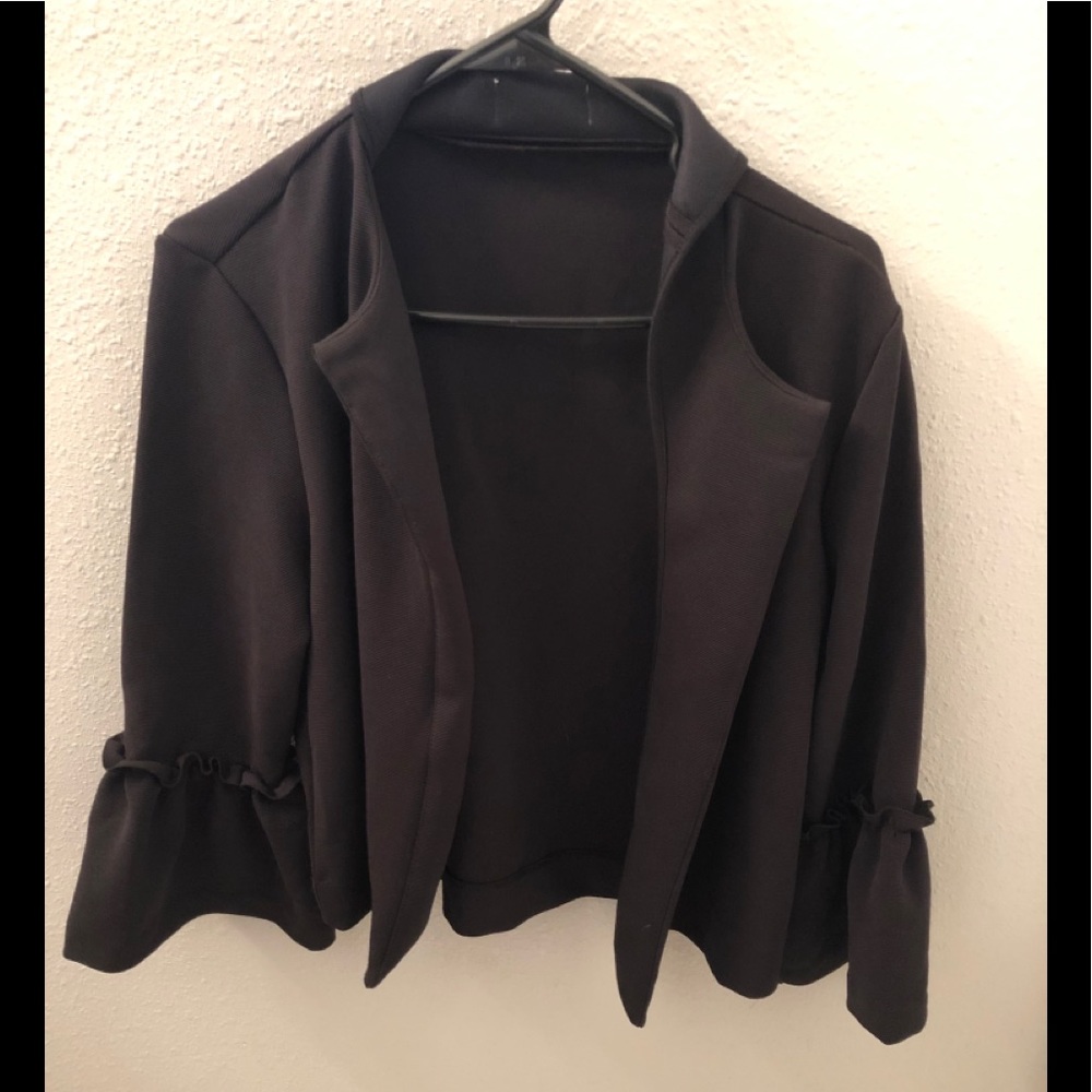 Very cute ruffle sleeve jacket
